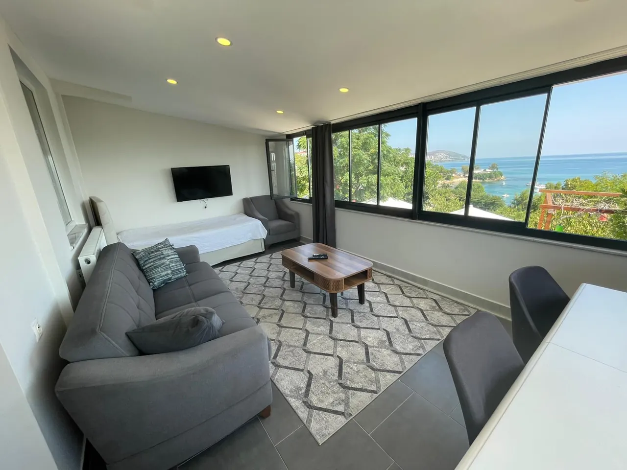 5 No'lu daire panoramik deniz manzaralı salon